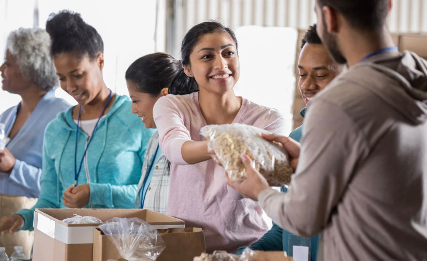Umpqua Bank associates volunteering